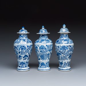 A Chinese blue and white five-piece garniture with floral design — 照片 2