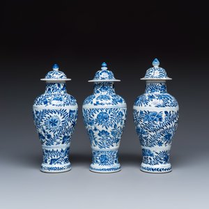 A Chinese blue and white five-piece garniture with floral design — 照片 3