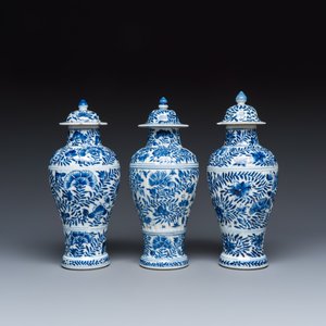 A Chinese blue and white five-piece garniture with floral design — 照片 4