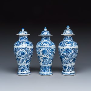 A Chinese blue and white five-piece garniture with floral design — 照片 5
