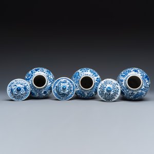 A Chinese blue and white five-piece garniture with floral design — 照片 6