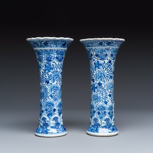 A Chinese blue and white five-piece garniture with floral design — 照片 10
