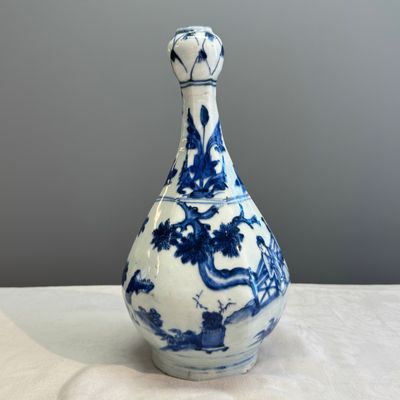 A Chinese blue and white garlic-mouth bottle vase — photo 2