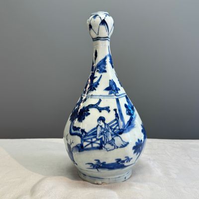 A Chinese blue and white garlic-mouth bottle vase — photo 3