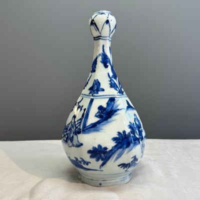 A Chinese blue and white garlic-mouth bottle vase — photo 4