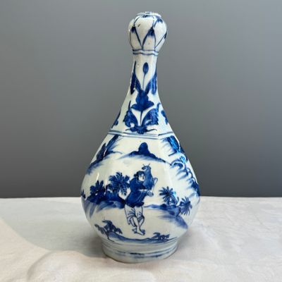 A Chinese blue and white garlic-mouth bottle vase — photo 5