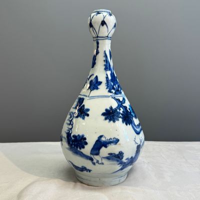 A Chinese blue and white garlic-mouth bottle vase — photo 7