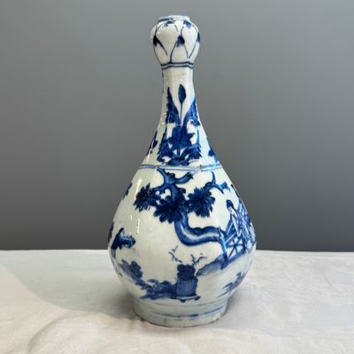 A Chinese blue and white garlic-mouth bottle vase — photo 8