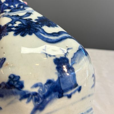 A Chinese blue and white garlic-mouth bottle vase — photo 9