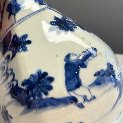 A Chinese blue and white garlic-mouth bottle vase — photo 10