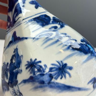 A Chinese blue and white garlic-mouth bottle vase — photo 11