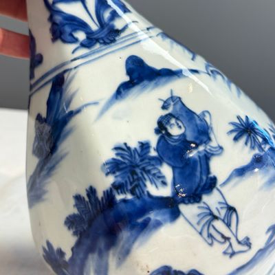 A Chinese blue and white garlic-mouth bottle vase — photo 12