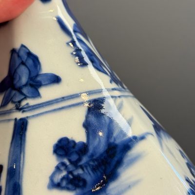 A Chinese blue and white garlic-mouth bottle vase — photo 13