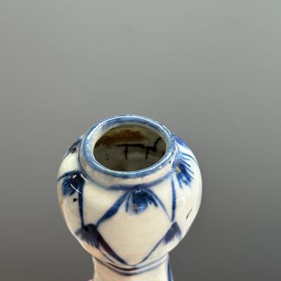 A Chinese blue and white garlic-mouth bottle vase — photo 15
