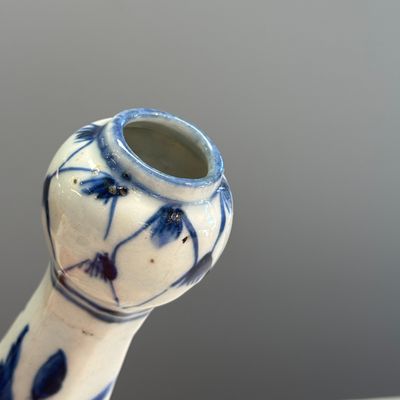 A Chinese blue and white garlic-mouth bottle vase — photo 16