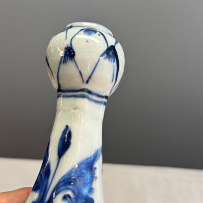 A Chinese blue and white garlic-mouth bottle vase — photo 17