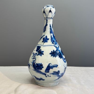 A Chinese blue and white garlic-mouth bottle vase — photo 1