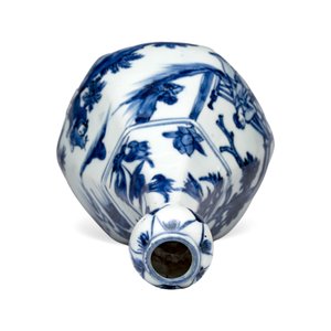 A Chinese blue and white garlic-mouth bottle vase — photo 7