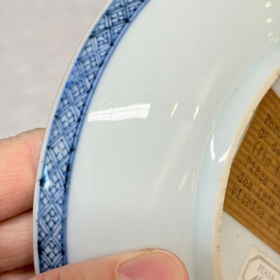 A Chinese blue and white gilt-decorated 'Botanical' plate based on designs by the German botanist Maria Sybille Merian — photo 10