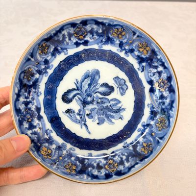 A Chinese blue and white gilt-decorated 'Botanical' plate based on designs by the German botanist Maria Sybille Merian — photo 1