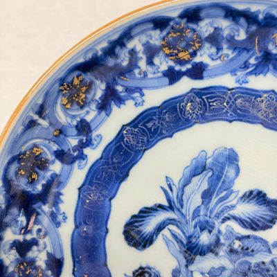A Chinese blue and white gilt-decorated 'Botanical' plate based on designs by the German botanist Maria Sybille Merian — photo 2
