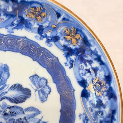 A Chinese blue and white gilt-decorated 'Botanical' plate based on designs by the German botanist Maria Sybille Merian — photo 3