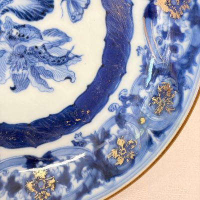 A Chinese blue and white gilt-decorated 'Botanical' plate based on designs by the German botanist Maria Sybille Merian — photo 4
