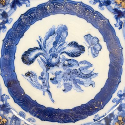 A Chinese blue and white gilt-decorated 'Botanical' plate based on designs by the German botanist Maria Sybille Merian — photo 5