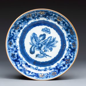 A Chinese blue and white gilt-decorated 'Botanical' plate based on designs by the German botanist Maria Sybille Merian — photo 1