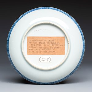 A Chinese blue and white gilt-decorated 'Botanical' plate based on designs by the German botanist Maria Sybille Merian — photo 2