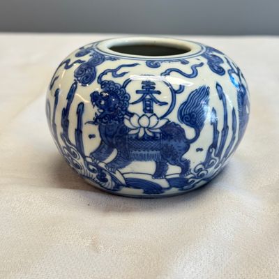 A Chinese blue and white globular water pot — 照片 1