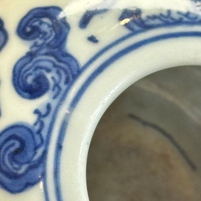 A Chinese blue and white globular water pot — 照片 11