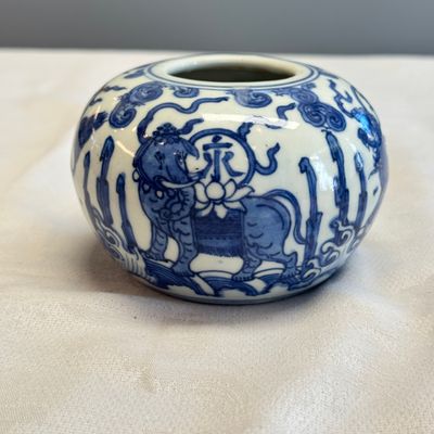 A Chinese blue and white globular water pot — 照片 2