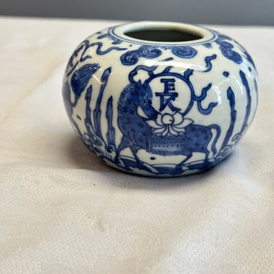 A Chinese blue and white globular water pot — 照片 4