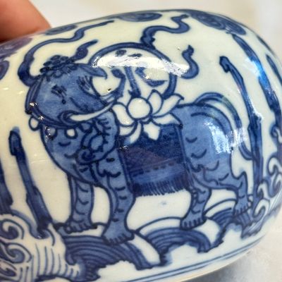 A Chinese blue and white globular water pot — 照片 6