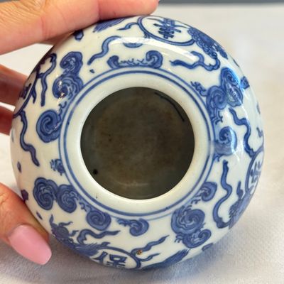 A Chinese blue and white globular water pot — 照片 9