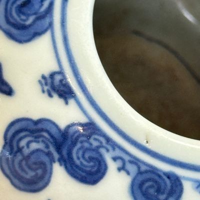 A Chinese blue and white globular water pot — 照片 10