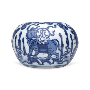 A Chinese blue and white globular water pot — 照片 2