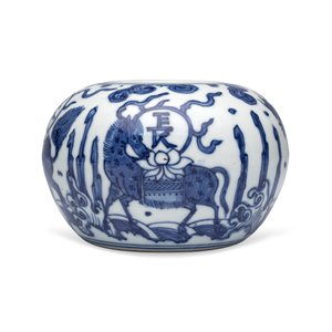 A Chinese blue and white globular water pot — 照片 4
