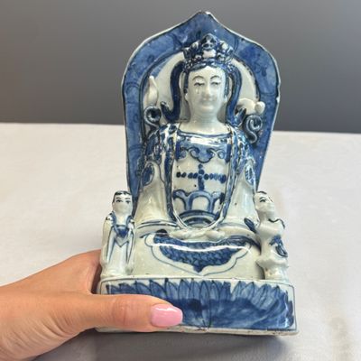 A Chinese blue and white group of Guanyin and attendants — photo 1