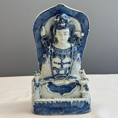 A Chinese blue and white group of Guanyin and attendants — photo 2