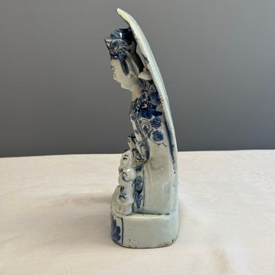 A Chinese blue and white group of Guanyin and attendants — photo 3