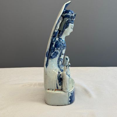 A Chinese blue and white group of Guanyin and attendants — photo 5