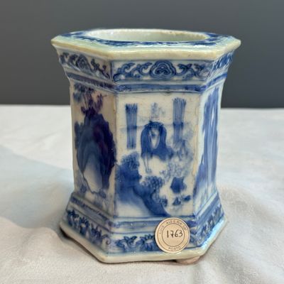 A Chinese blue and white hexagonal salt with figural design — 照片 1