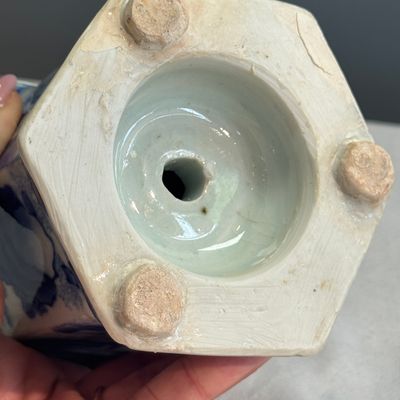 A Chinese blue and white hexagonal salt with figural design — 照片 11