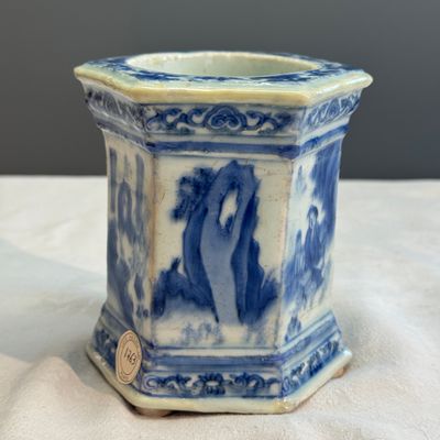 A Chinese blue and white hexagonal salt with figural design — 照片 2