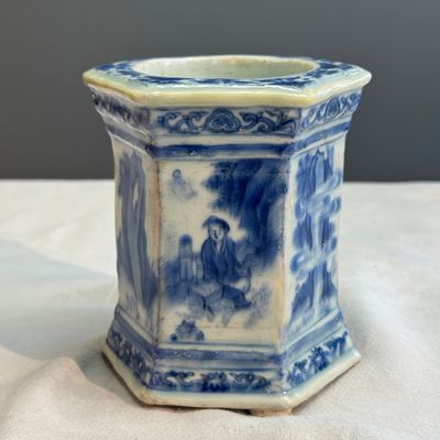 A Chinese blue and white hexagonal salt with figural design — 照片 3