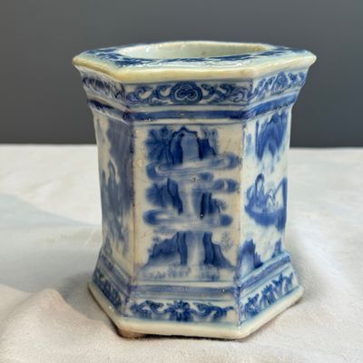 A Chinese blue and white hexagonal salt with figural design — 照片 4