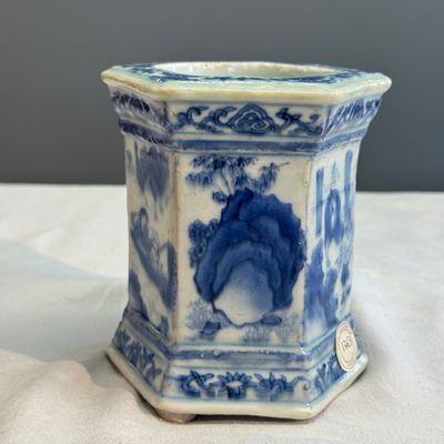 A Chinese blue and white hexagonal salt with figural design — 照片 5