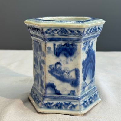 A Chinese blue and white hexagonal salt with figural design — 照片 6